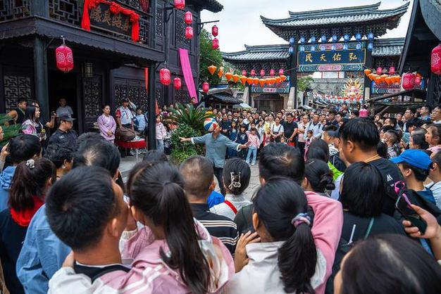 国庆浙江一景区游客爆棚,再现人山人海的场面